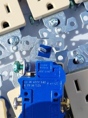 10 Outlets Ivory Decorator Outlet Receptacle 15A, 125V, 5-15R Non TR + 10 Covers - Image 4